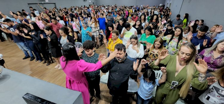 Carlos Bernardo participa de culto em Ponta Porã