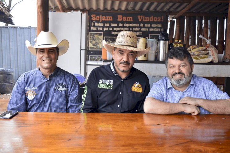 Em Naviraí, Carlos Bernardo participa do Programa Rodeio e Companhia