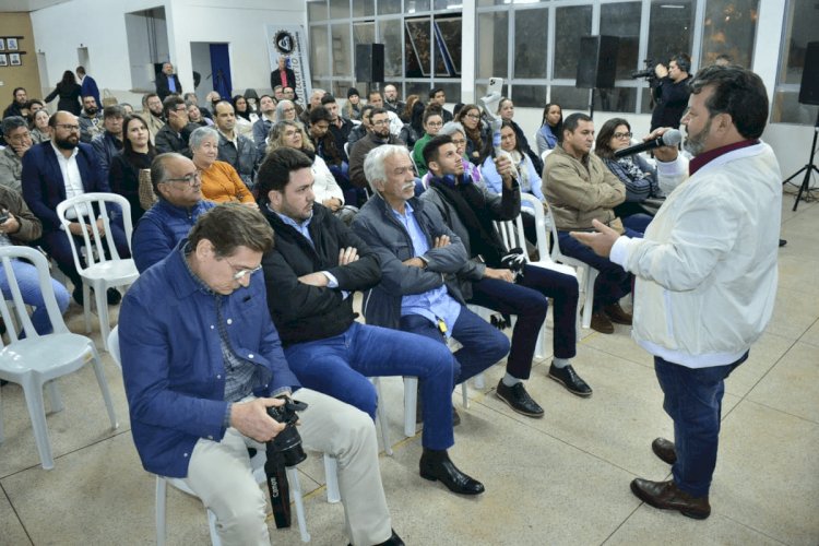 Carlos Bernardo participa de reunião com engenheiros e arquitetos