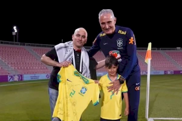 Tite presenteia torcedor que carregou seu neto com camisa autografada